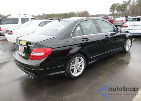 2013 Mercedes-Benz C 300 Sport 4Matic z USA, uszkodzony, nr VIN WDDGF8AB3DA818551